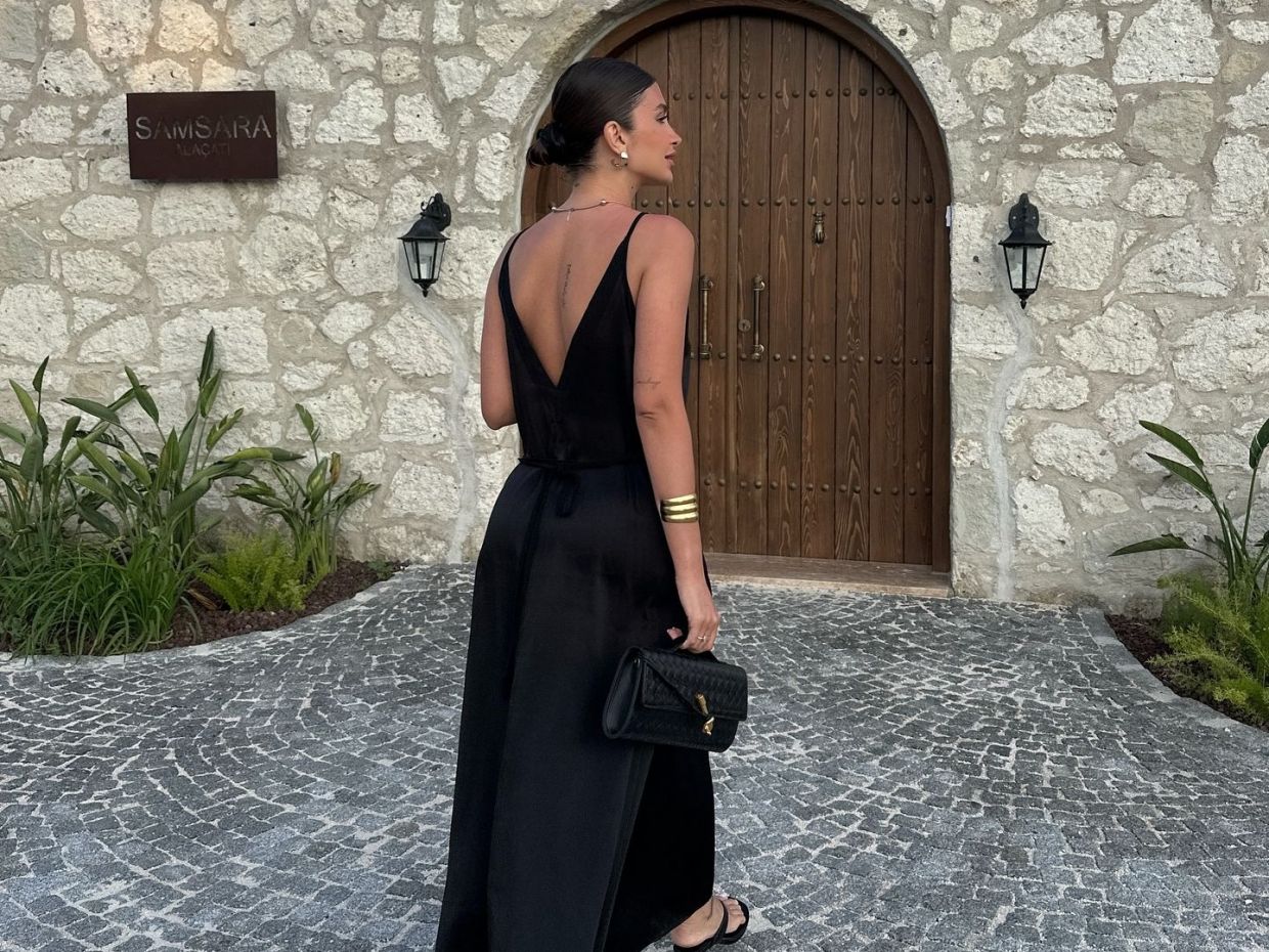 Μαύρο χρώμα και το καλοκαίρι: Η chic αντίθεση που ταιριάζει τέλεια με το μαύρισμα
