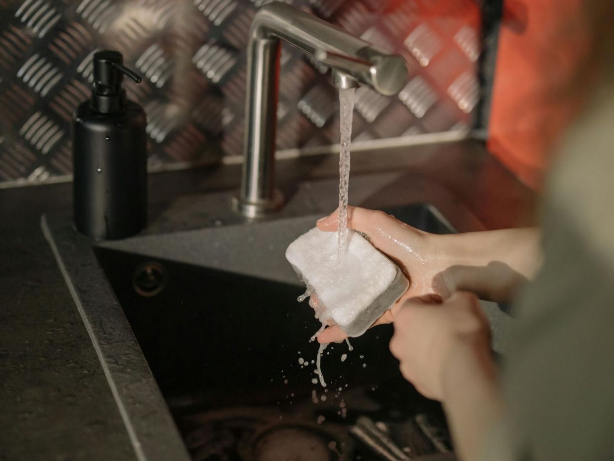 Το κόλπο με το σφουγγάρι στην κατάψυξη που λίγοι γνωρίζουν και θα «σώσει» τα τρόφιμά σου