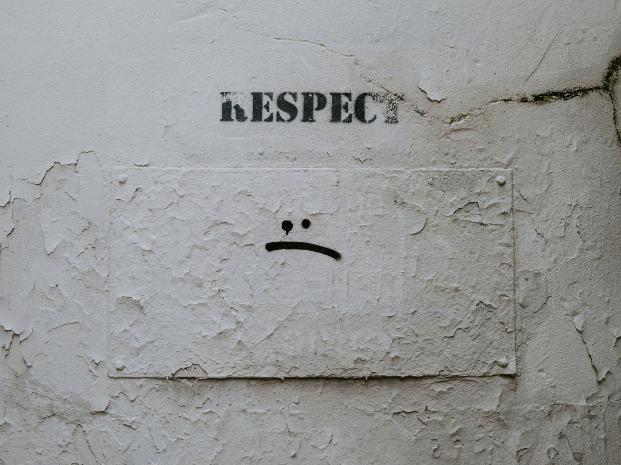 10 καθημερινές συμπεριφορές που κάνουν τους ανθρώπους γύρω σου να μη σε σέβονται