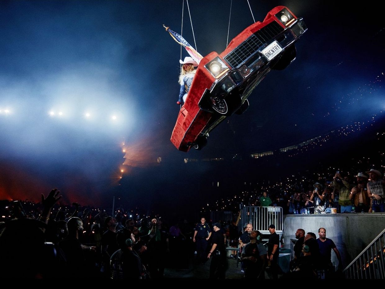 Η Beyoncé κολλημένη σε ιπτάμενο αμάξι (!) Ας μιλήσουμε επιτέλους για την ασφάλεια στις συναυλίες