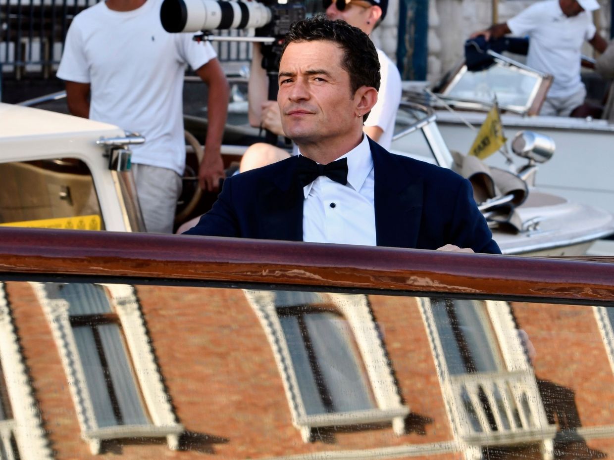 Το καπέλο του Leo DiCaprio και ο single Orlando Bloom έγιναν viral στο γαμήλιο πάρτι του Jeff Bezos