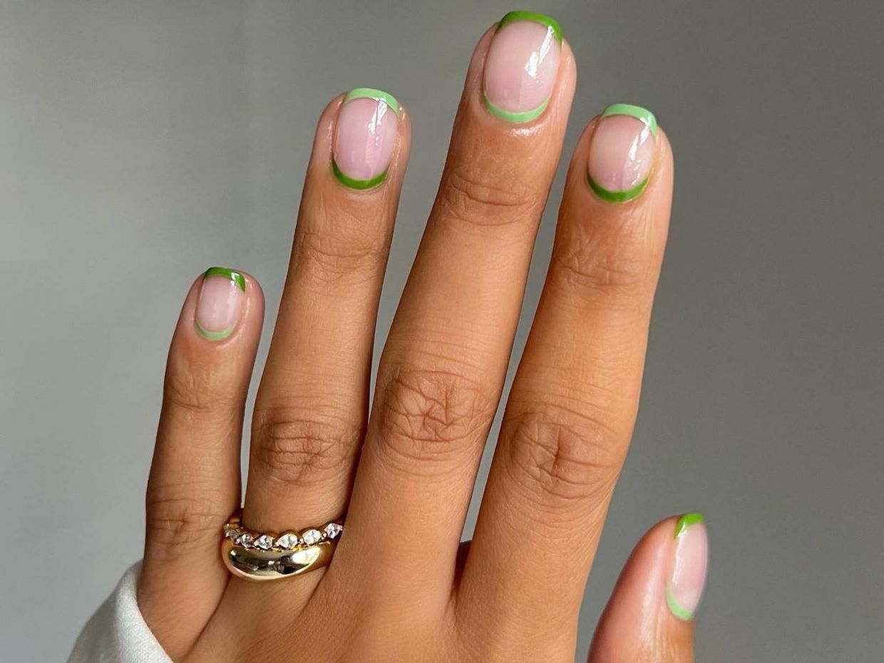 Matcha latte manicure: Αυτό το πράσινο στα νύχια θα αναδείξει τη μαυρισμένη επιδερμίδα σου