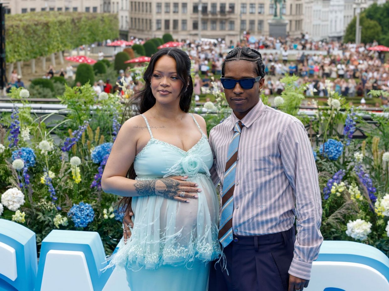 Η Rihanna ανατρέπει ξανά τον όρο maternity fashion με Chanel haute couture