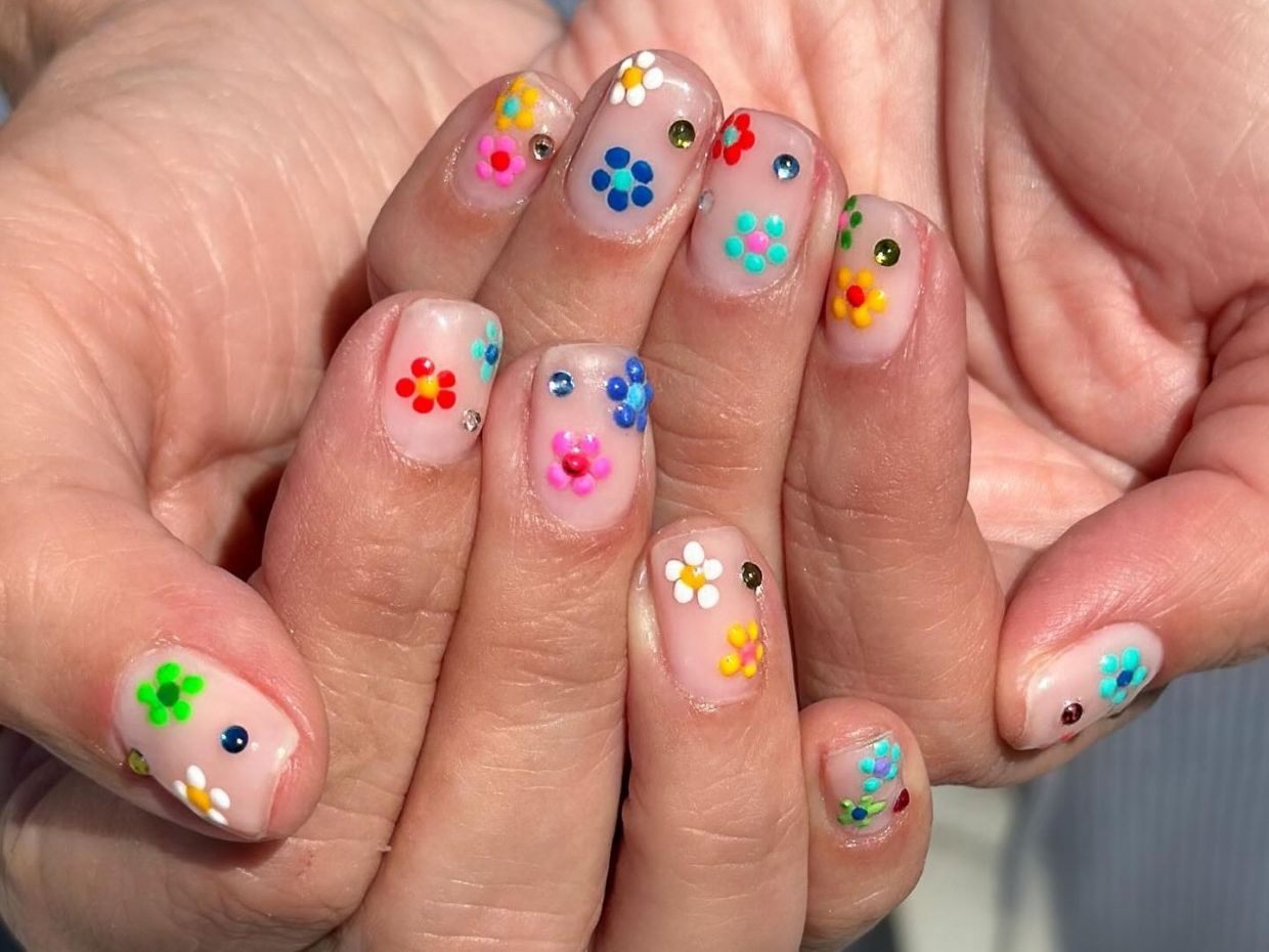 Αυτά είναι τα nail arts που αξίζει να τολμήσεις τώρα: Από κρύσταλλα μέχρι πολύχρωμα βερνίκια