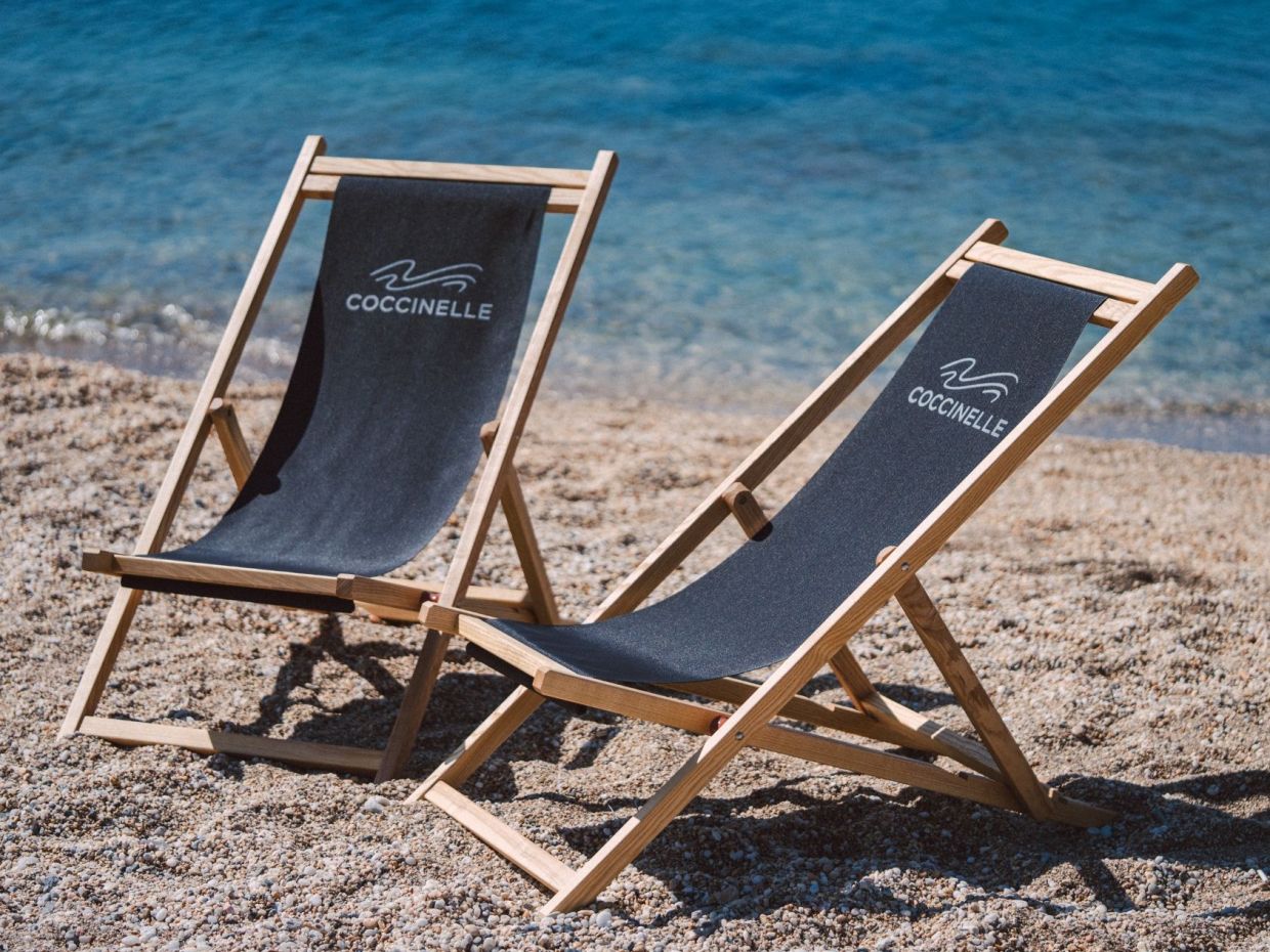 Η Coccinelle ταξιδεύει στη Μήλο για ένα καλοκαίρι μεσογειακής κομψότητας