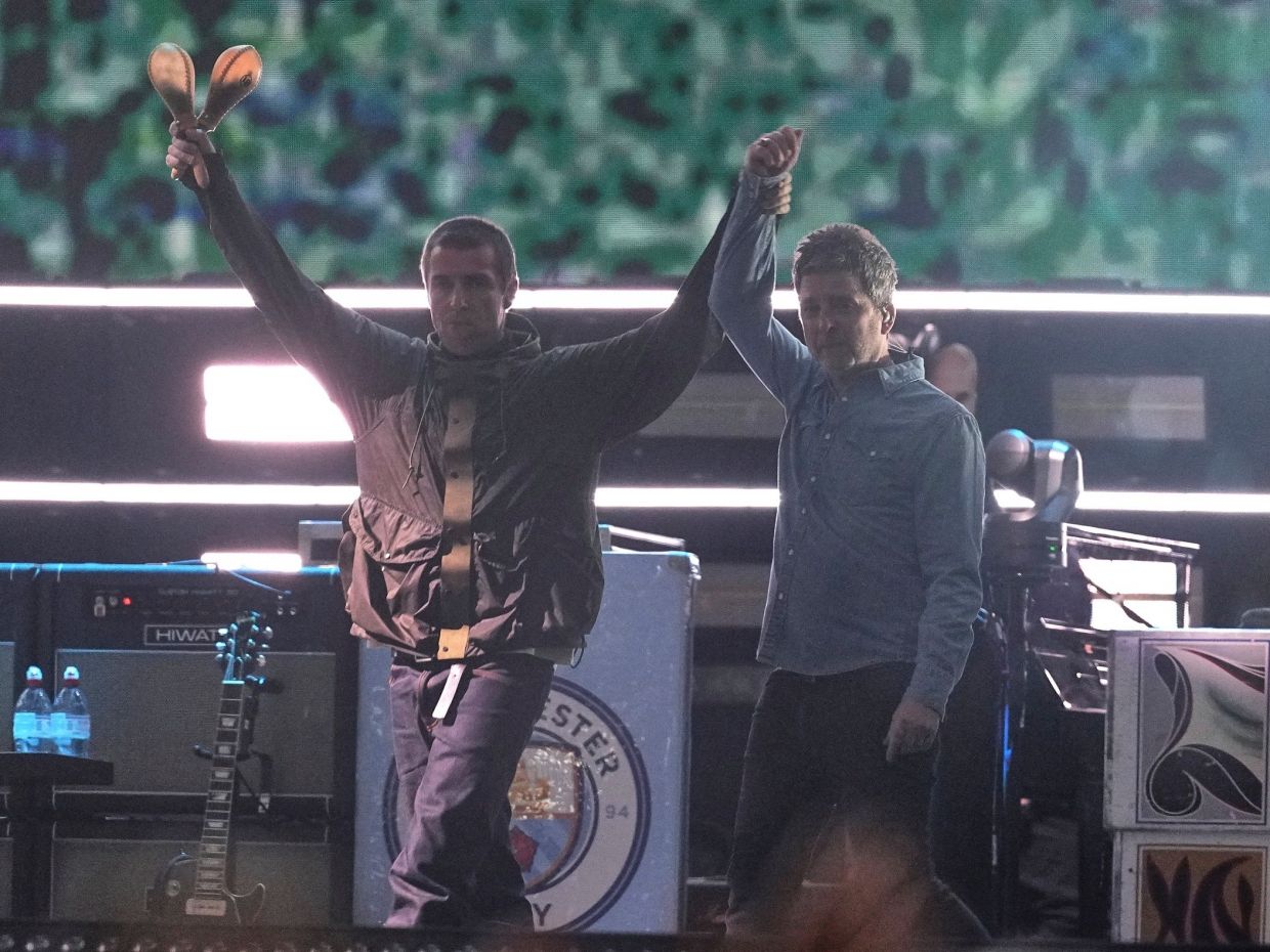 Oasis: Ο Liam & ο Noel τραγουδούν μαζί το Wanderwall ύστερα από 16 χρόνια και δεν περιγράφουμε άλλο