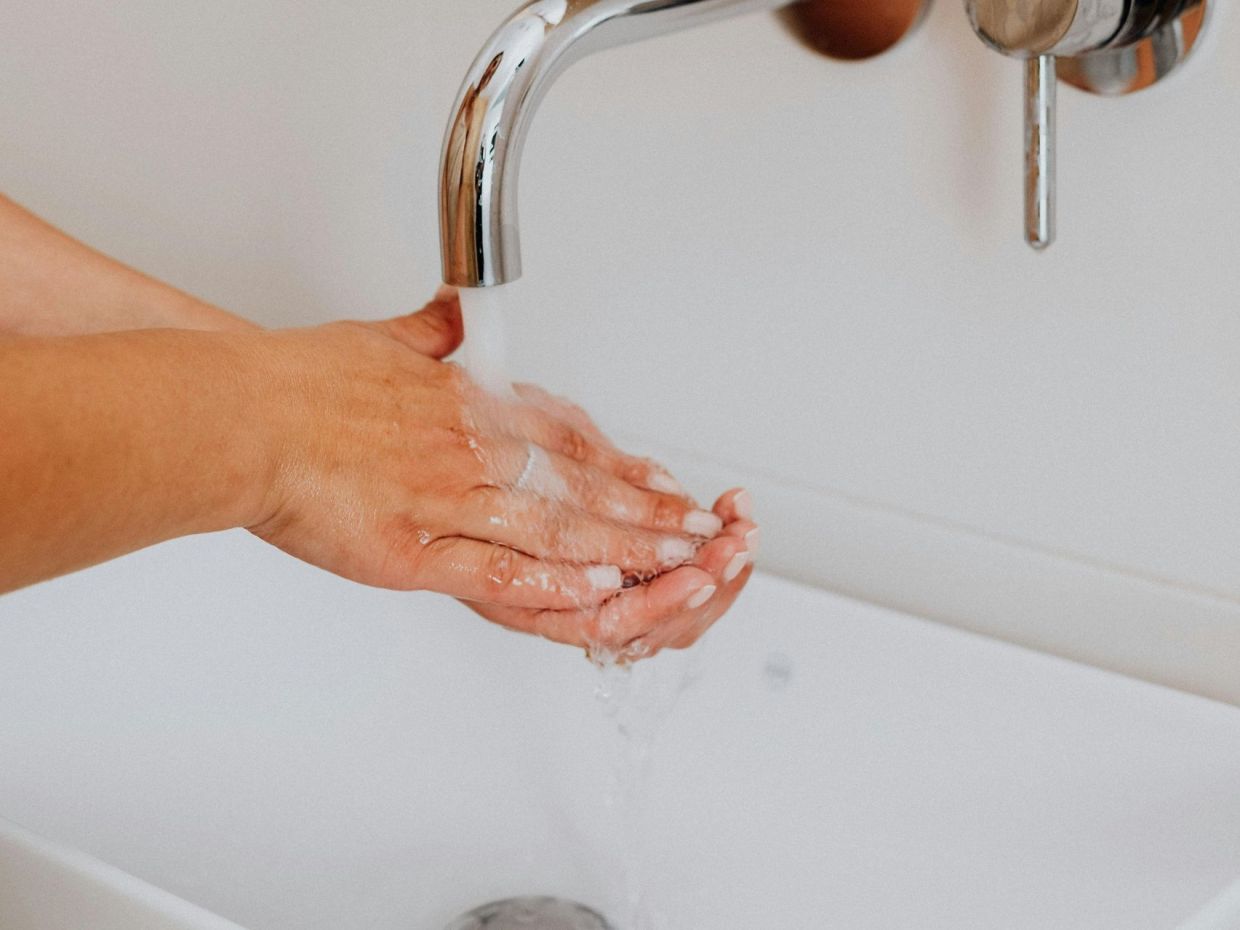 Όχι με σόδα: Ο τρόπος για να διώξεις για πάντα τα άλατα από τις βρύσες και το μπάνιο θέλει 2 υλικά