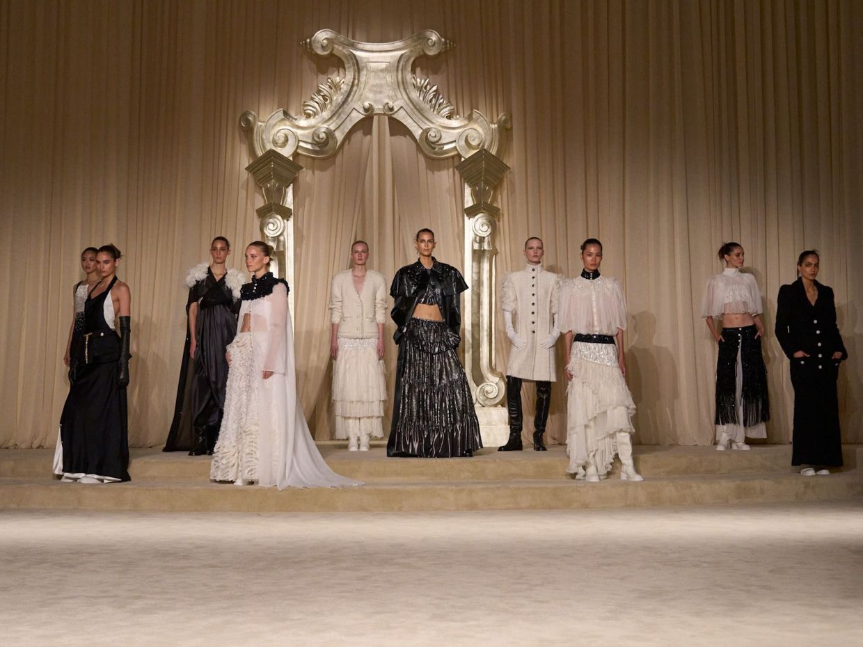Chanel Haute Couture '26: Οι λεπτομέρειες του show που θα μείνουν αξέχαστες και το A-list front row