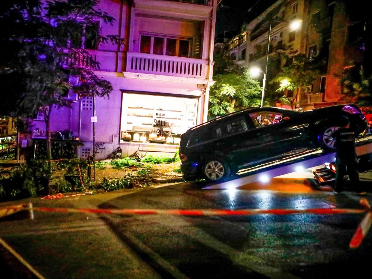 Ζούμε κατά λάθος: Η κουλτούρα μιας χώρας που επιβιώνει από τύχη και το χειρόφρενο που εμείς ξεχάσαμε