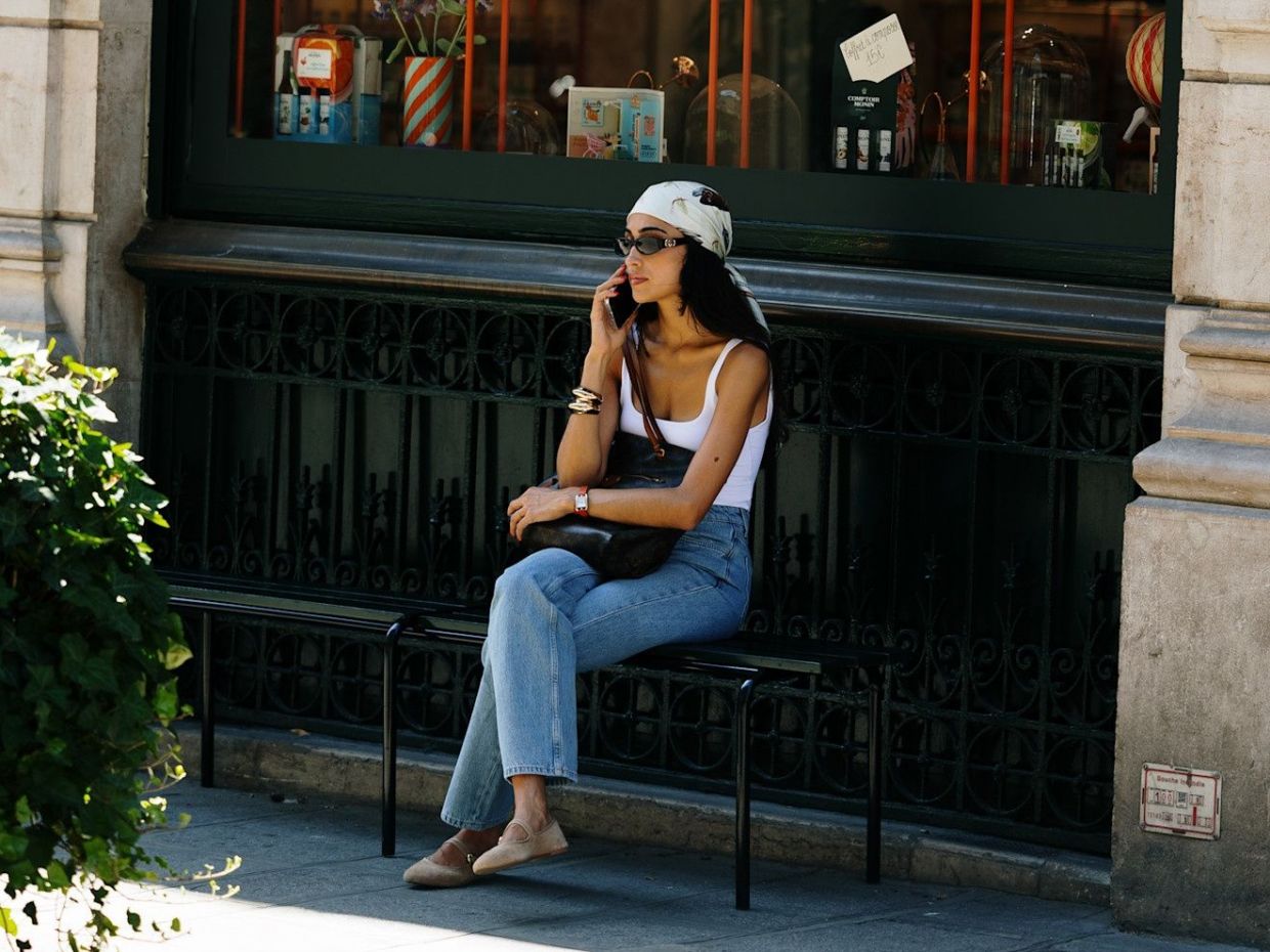 Το αξεσουάρ που έχει ήδη αντικαταστήσει τα καπέλα φέτος το καλοκαίρι είναι το μαντίλι στα μαλλιά