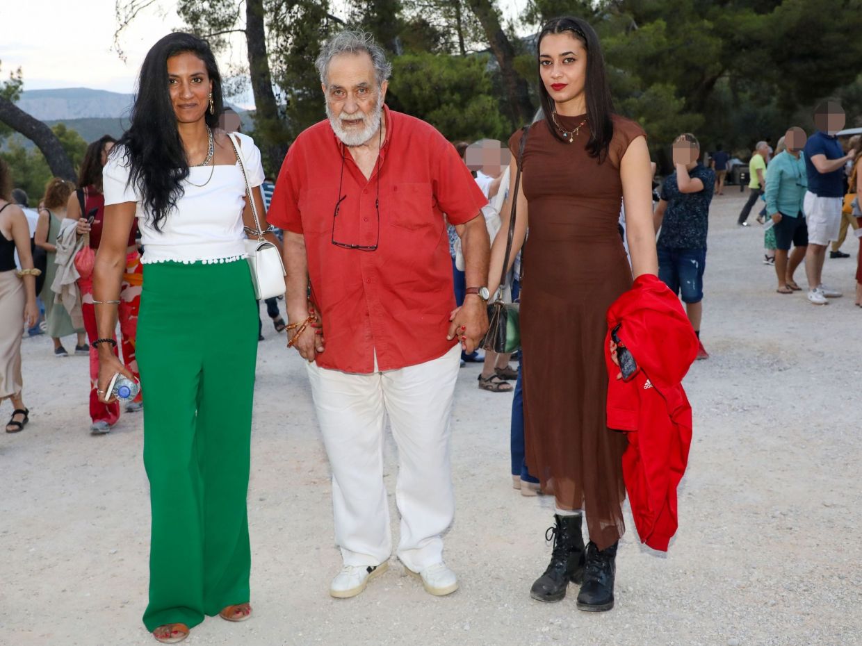 Ορόρα και Μαρία Αρζόγλου: Οι καλλονές κόρες του Κώστα Αρζόγλου, το θέατρο & η σπάνια κοινή εμφάνιση