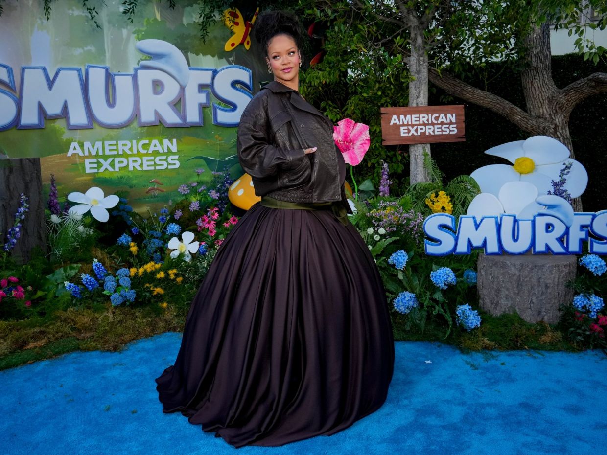 Στο μπλε χαλί της πρεμιέρας Smurfs, η Rihanna έστησε το δικό της fashion manifestο