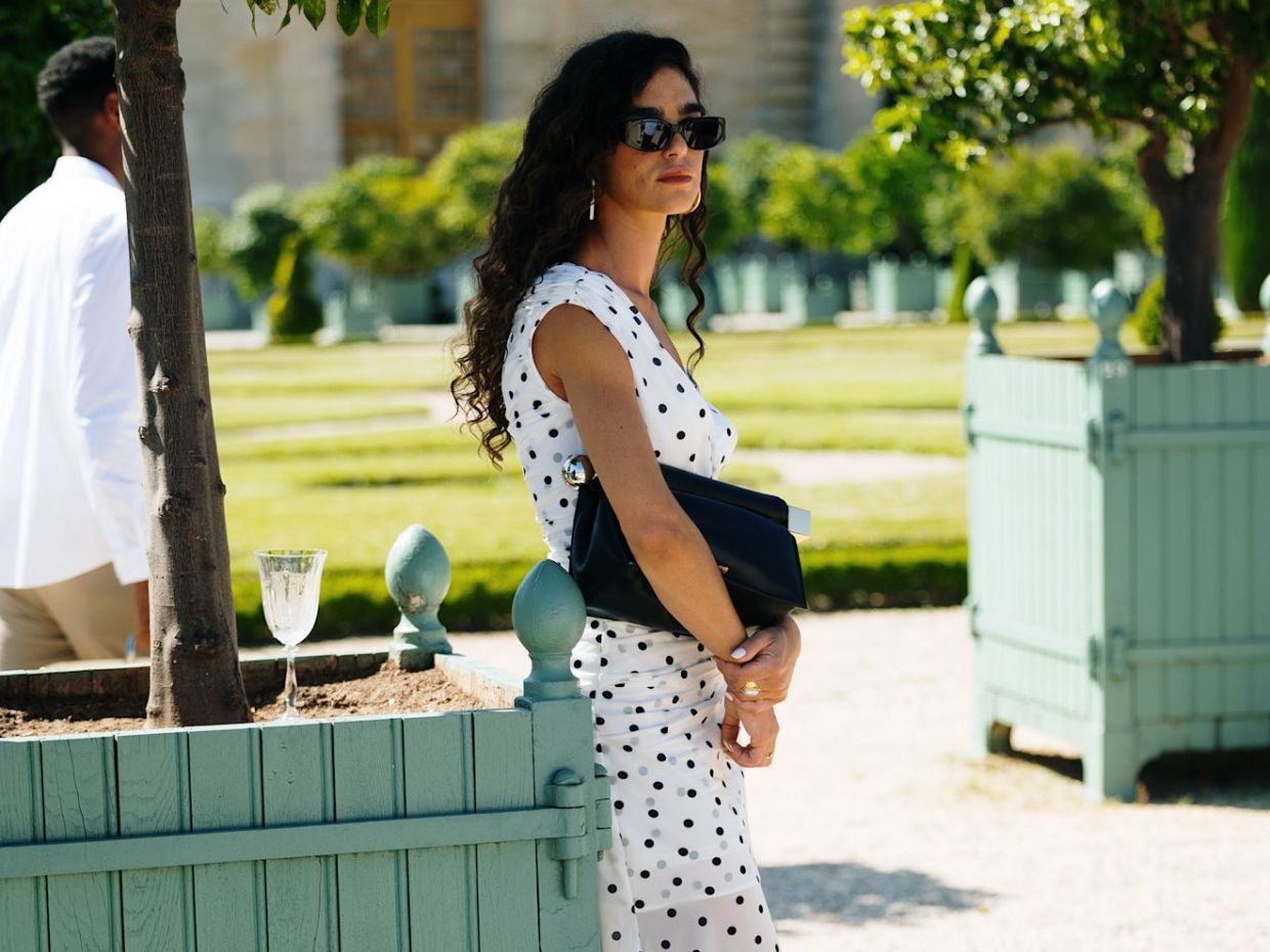 10 street style looks στις εβδομάδες υψηλής ραπτικής που επιβεβαιώνουν γιατί το πουά είναι trend