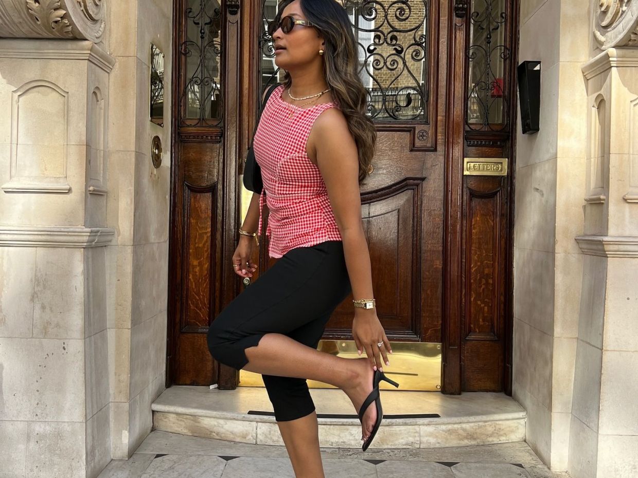 Τα παπούτσια που συνδυάζονται τέλεια με capri pants είναι οι σαγιονάρες και τα kitten heels