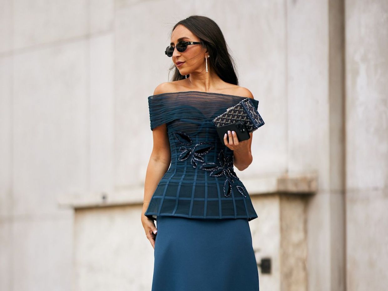 Αυτές είναι οι μπλούζες που φοράνε όλες οι fashionistas με φούστα αντί για crop top