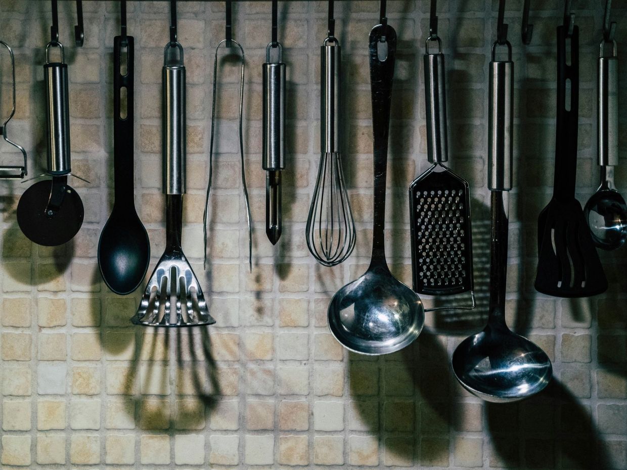 Είναι τοξικά τα μαύρα μαγειρικά σκεύη; Όλα όσα θέλεις να ξέρεις και οι ασφαλέστερες εναλλακτικές