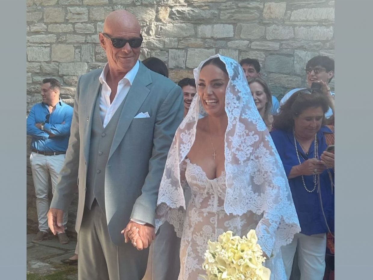 Ο Τζώνη Καλημέρης και η Ελπίδα Ιακωβίδου παντρεύτηκαν στο Νυμφαίο: Το τρίτο στεφάνι και το νυφικό