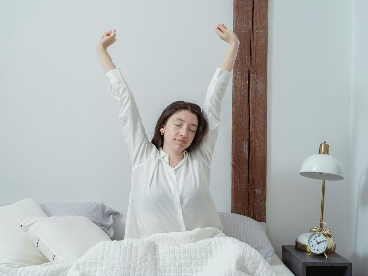 3 λόγοι που ξυπνάς λίγο πριν χτυπήσει το ξυπνητήρι, σύμφωνα με μια ειδικό σε θέματα ύπνου