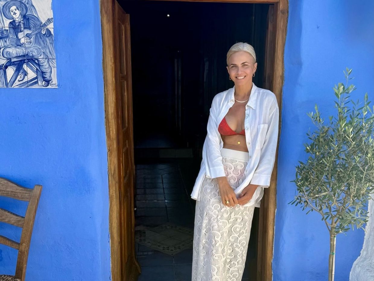 Τα καλοκαιρινά looks της Χριστίνας Κοντοβά που μας δίνουν έμπνευση για τις διακοπές μας στο νησί