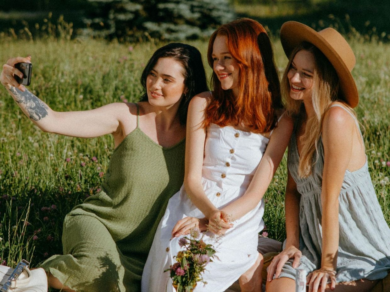 Τι κάνεις όταν καταλαβαίνεις πως υπάρχει ένα group chat στο οποίο δεν είσαι μέλος;