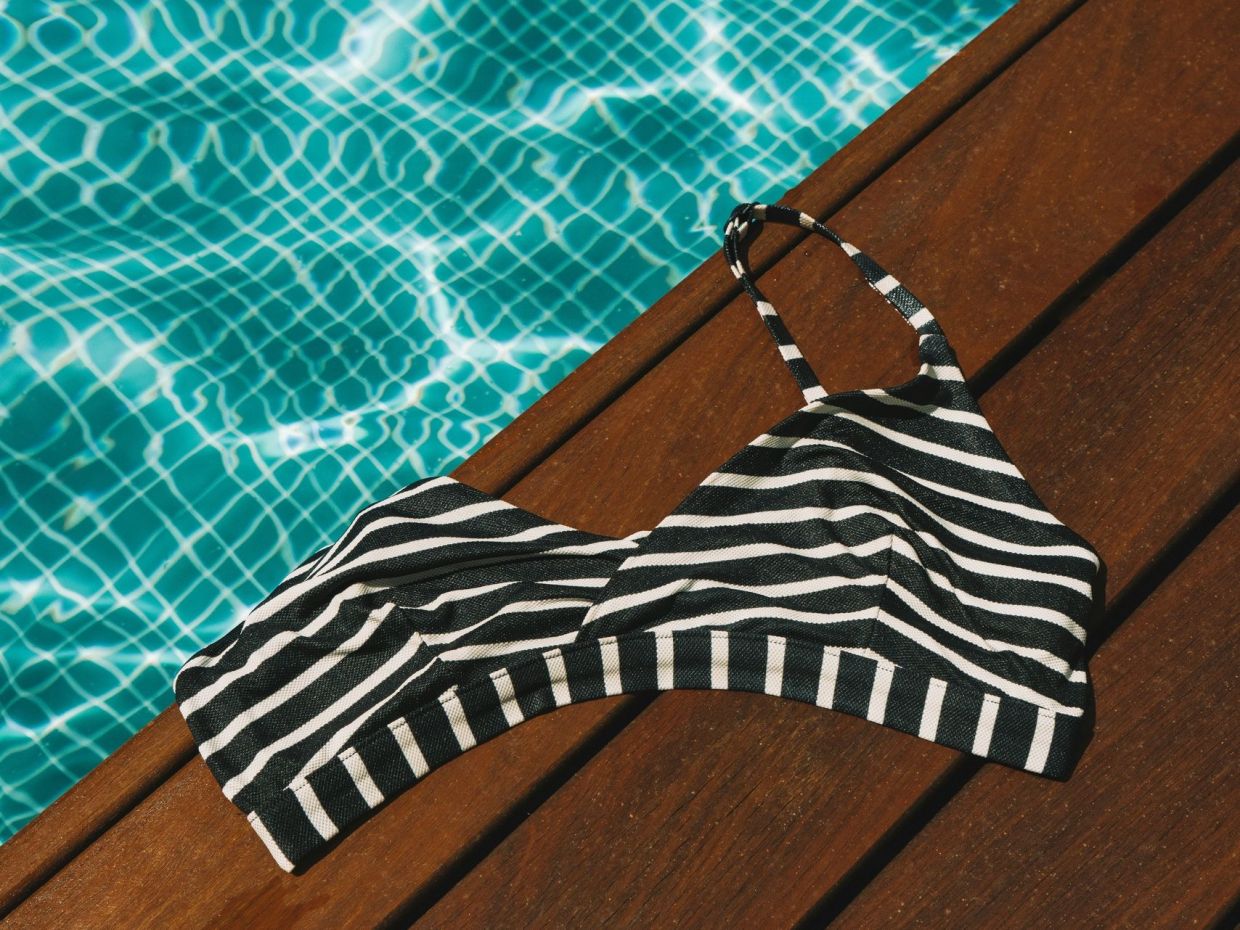 Ποιο ύφασμα μαγιό στεγνώνει πιο γρήγορα; Η απάντηση που θα σώσει τις διακοπές σου