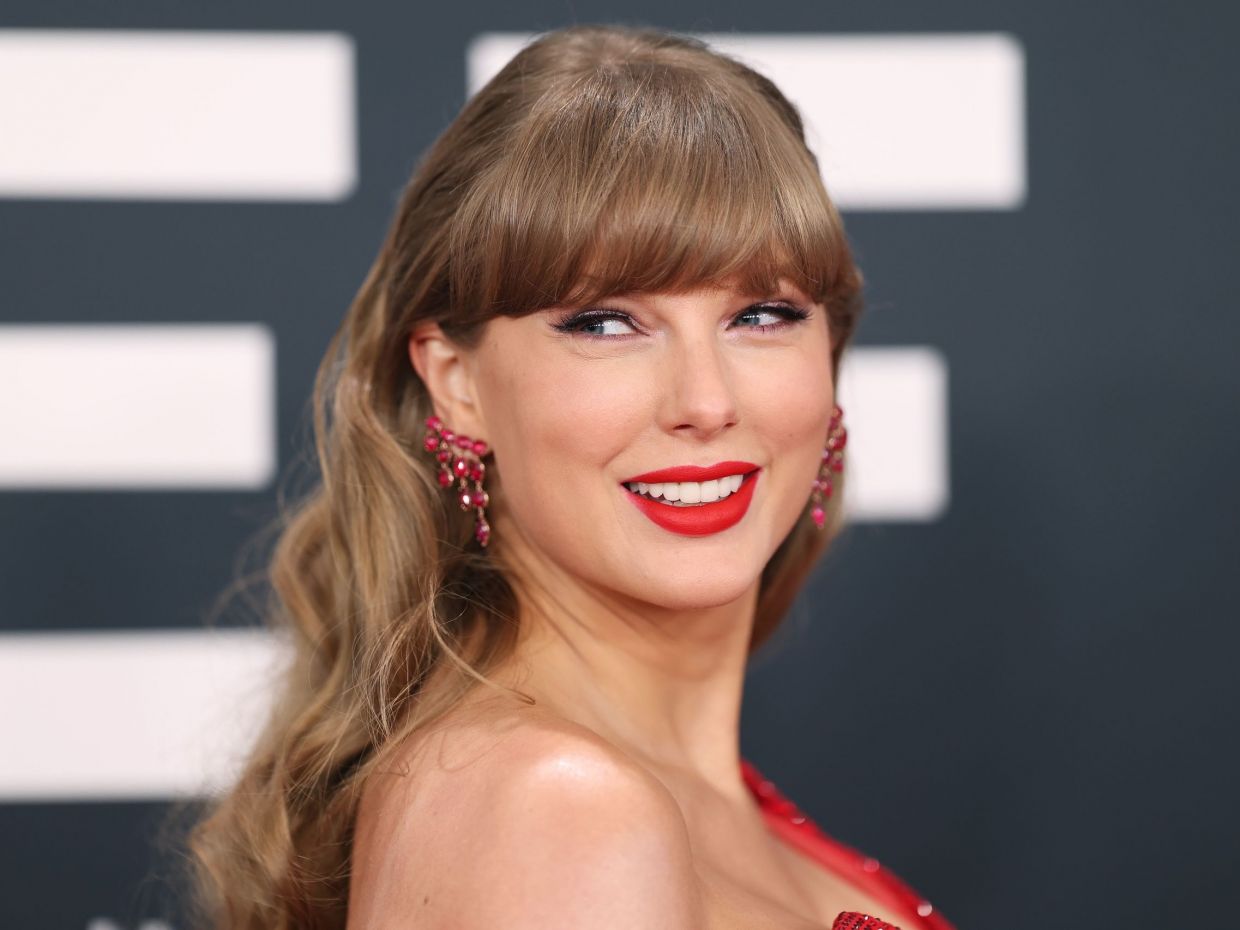 Η Taylor Swift μετέτρεψε την κλασική αλογοουρά σε ένα hot χτένισμα, ιδανικό για date εμφανίσεις