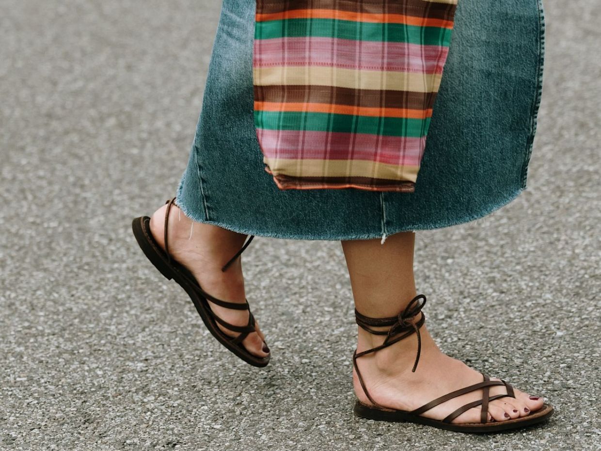 Τα color trends στα σανδάλια για το καλοκαίρι 2025 είναι και επισήμως αυτά τα 4 χρώματα
