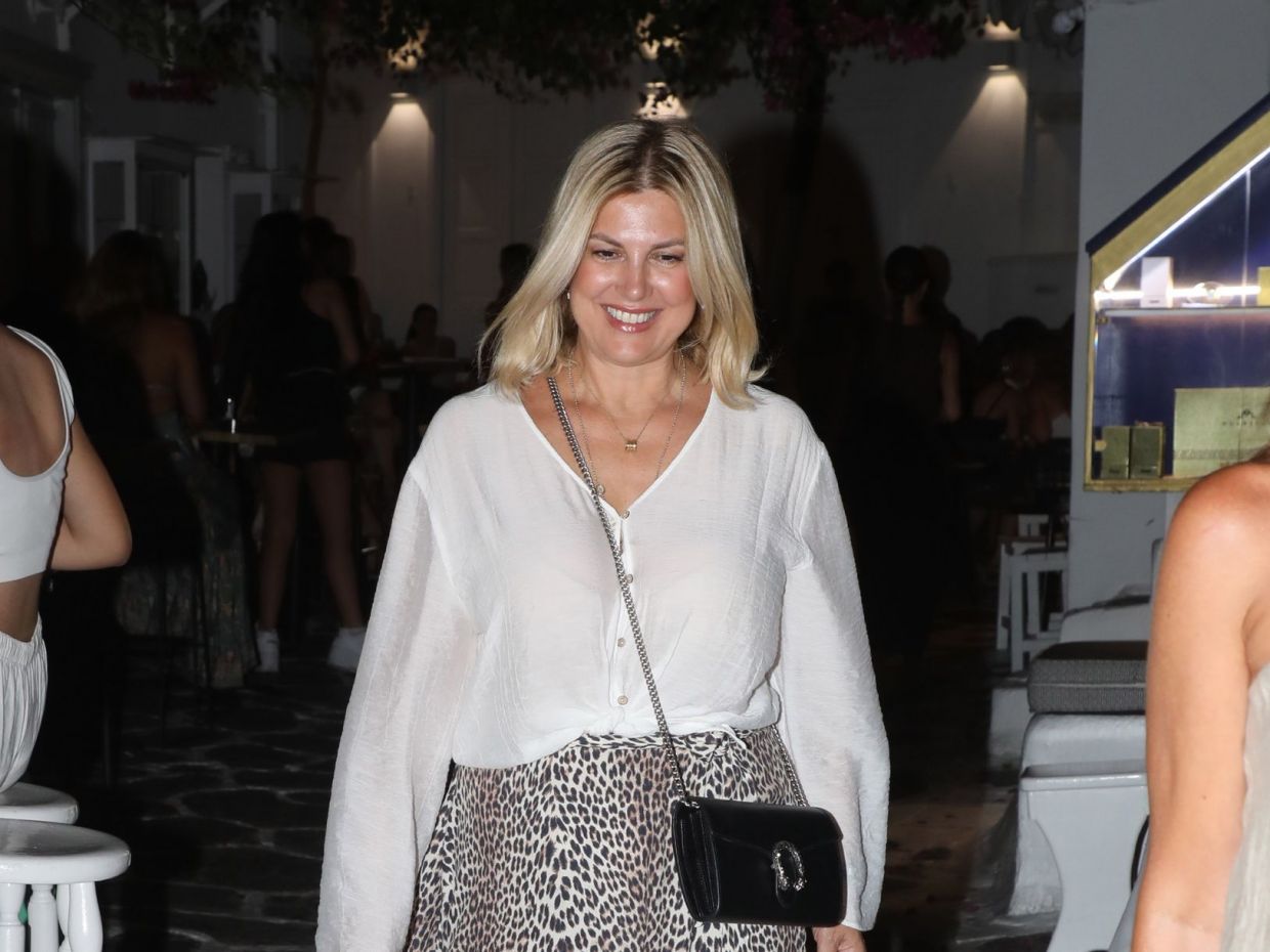 Η Ράνια Θρασκιά μάς δείχνει το πιο εύκολο summer look με μόνο 4 κομμάτια - H έξοδος στην Μύκονο