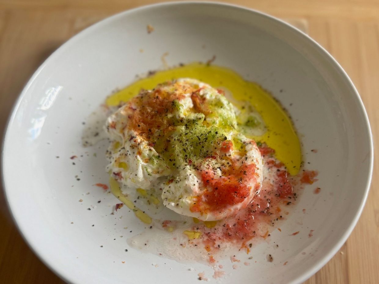 Συνταγή για Burrata με κατεψυγμένη ντομάτα, αγγούρι & ροδάκινο ότι πιο δροσερό για το καλοκαίρι