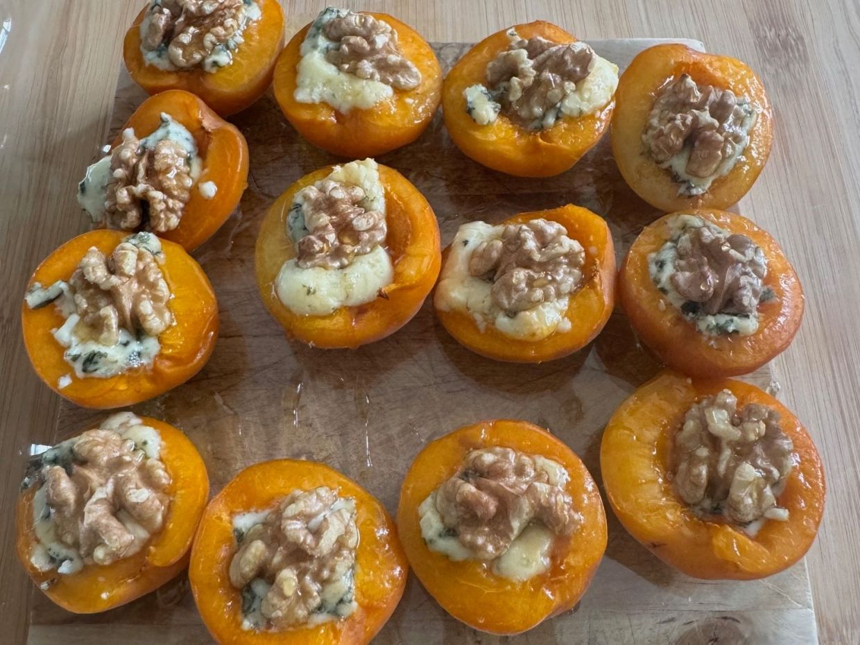 Συνταγή για Μπουκίτσες με βερίκοκα, blue cheese, καρύδια & μέλι