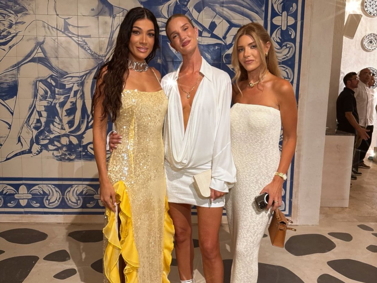 Η Rosie Huntington βρέθηκε στη συναυλία της Ήβης Αδάμου, πόζαρε μαζί της κι αυτό θα πει επική στιγμή