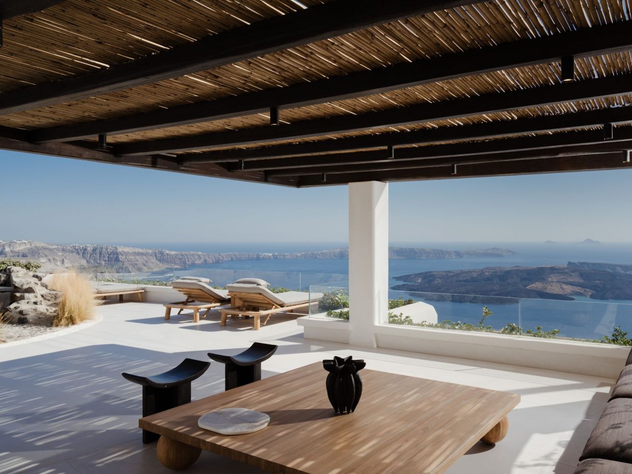 Η μεγαλύτερη και πιο εντυπωσιακή βίλα στο νησί της Σαντορίνης μόλις άνοιξε τις πόρτες της