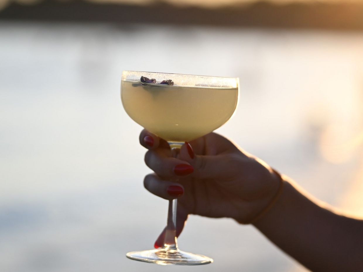 Ένα νέο all day Beach Bar & Restaurant μόλις άνθισε στη Βούλα και θα γίνει το αγαπημένο σου ritual