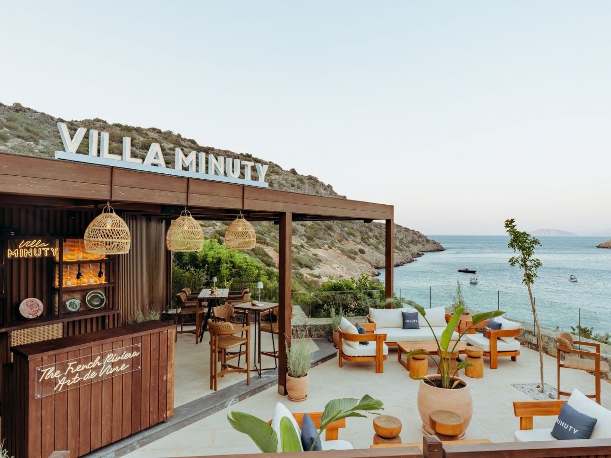 Η "Villa Minuty" φέρνει αέρα και κομψότητα γαλλικής Ριβιέρας στο πανέμορφο Daios Cove της Κρήτης