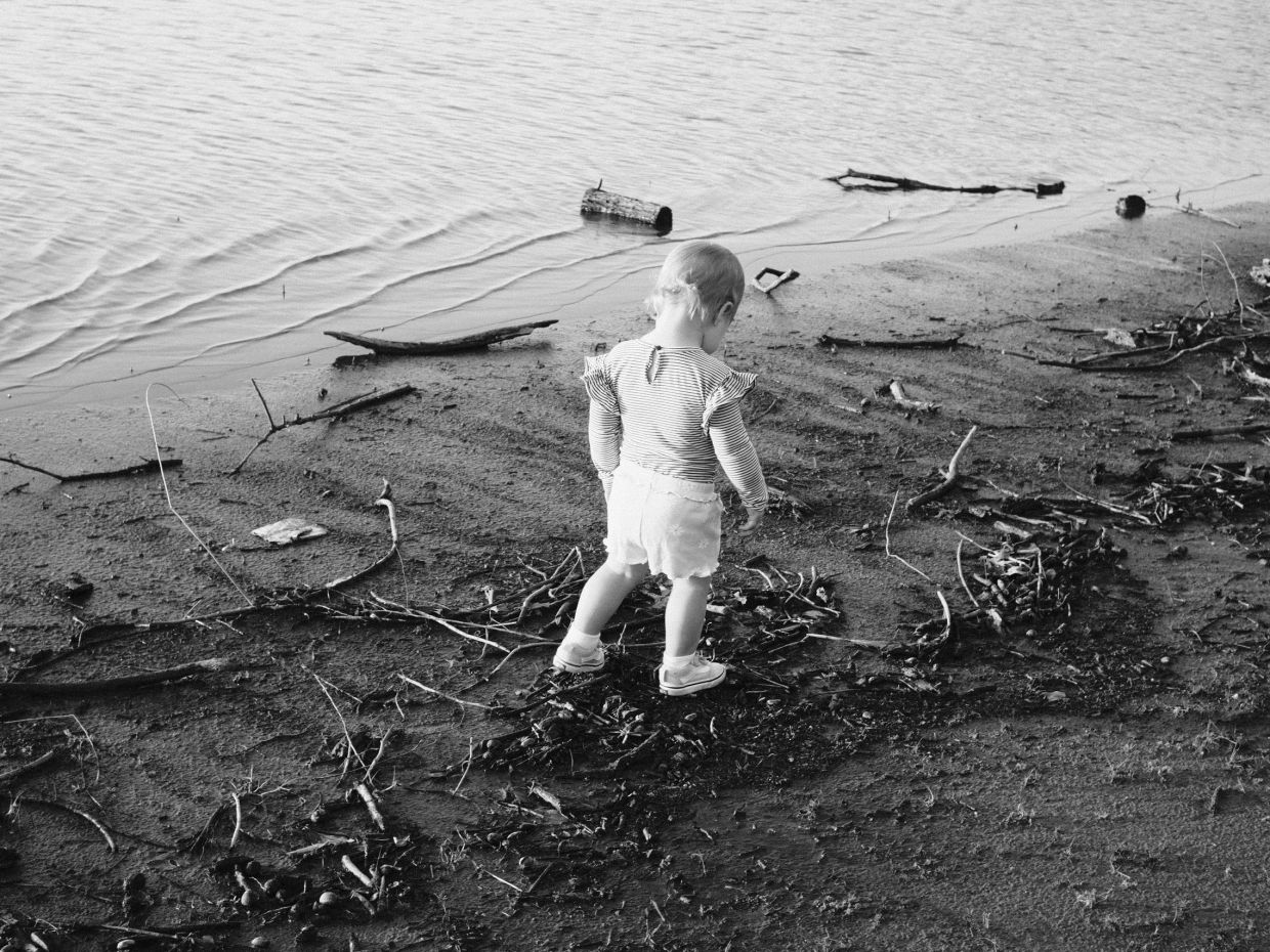 Νεκρό κορίτσι στο Παλαιό Φάληρο: Συνελήφθη η γυναίκα με το καροτσάκι που άφησε το παιδί στην παραλία