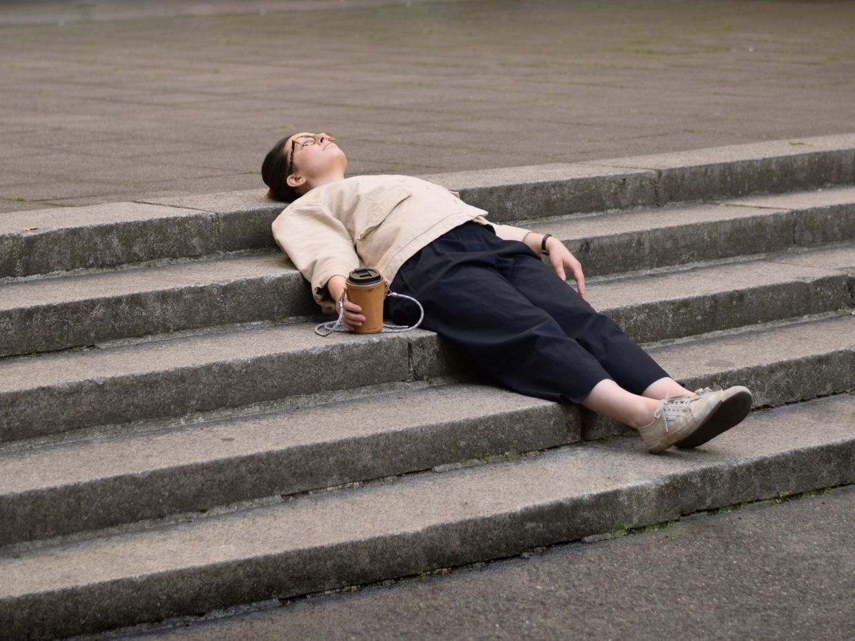 Σου πέφτει ο καφές από τα χέρια το πρωί; Πέντε 5λεπτες ρουτίνες ενέργειας για να δοκιμάσεις