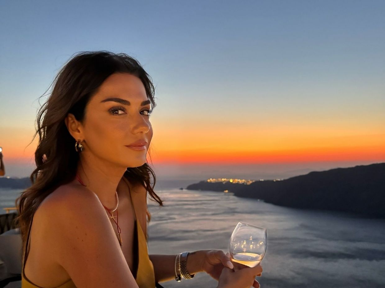 Το floral φόρεμα της Βάσως Λασκαράκη είναι η ιδανική επιλογή για all day καλοκαιρινές εμφανίσεις