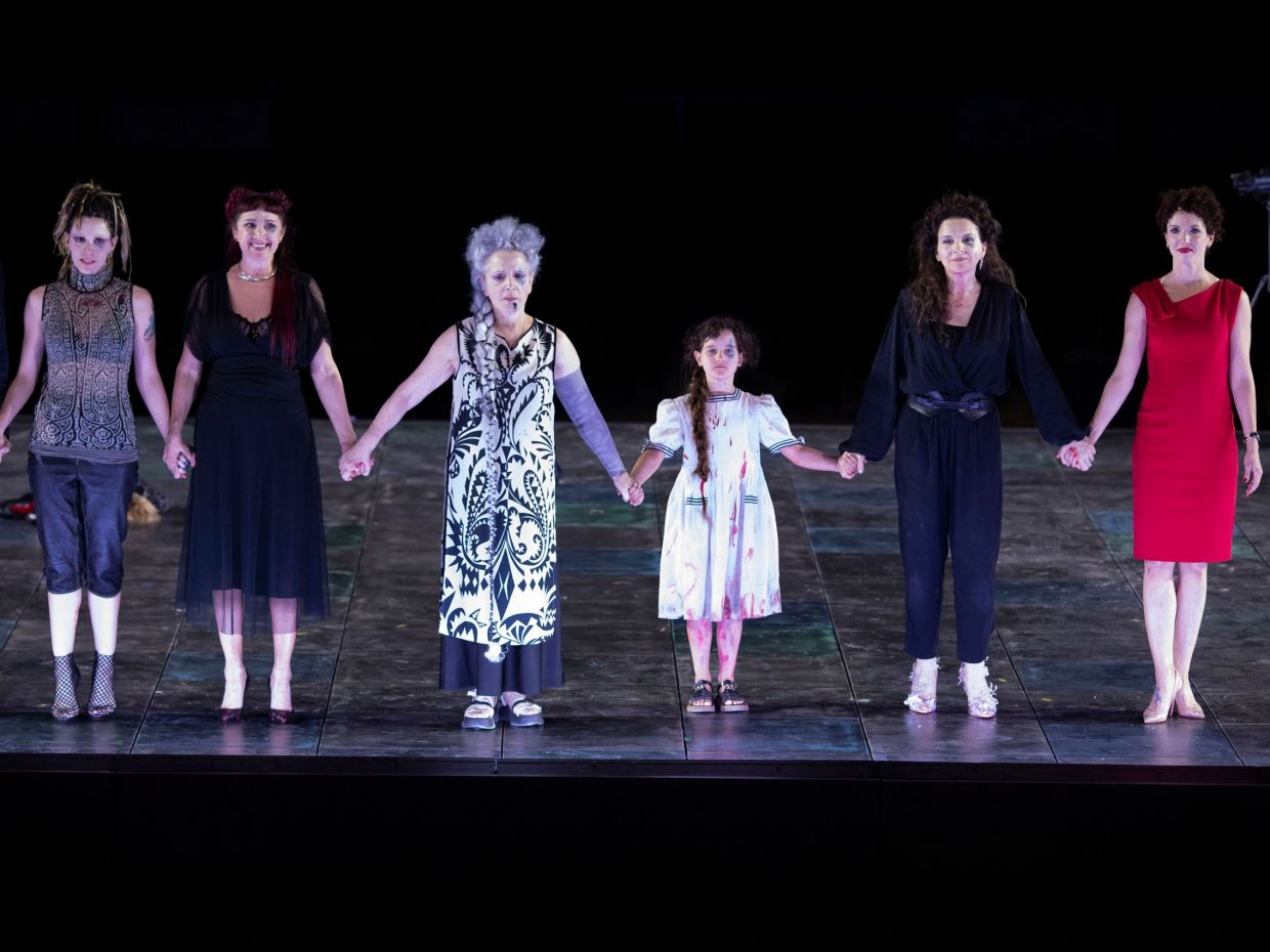 Η Juliette Binoche έκανε πρεμιέρα και το Αρχαίο Θέατρο Επιδαύρου γέμισε stars