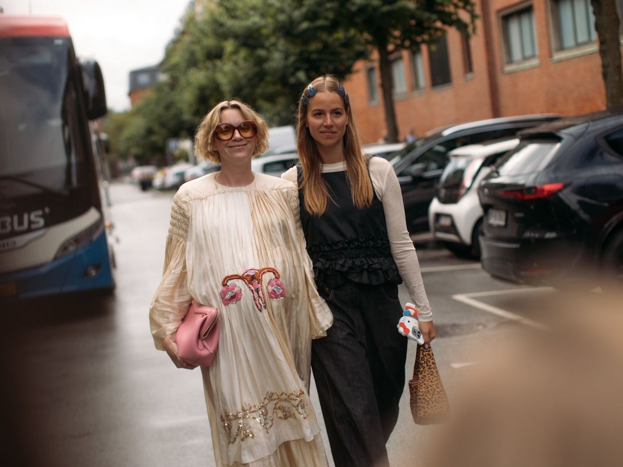 Το street style της CPHFW S/S 26 μέχρι τώρα είναι μία έκρηξη χρωμάτων, layering & oversized ρούχων