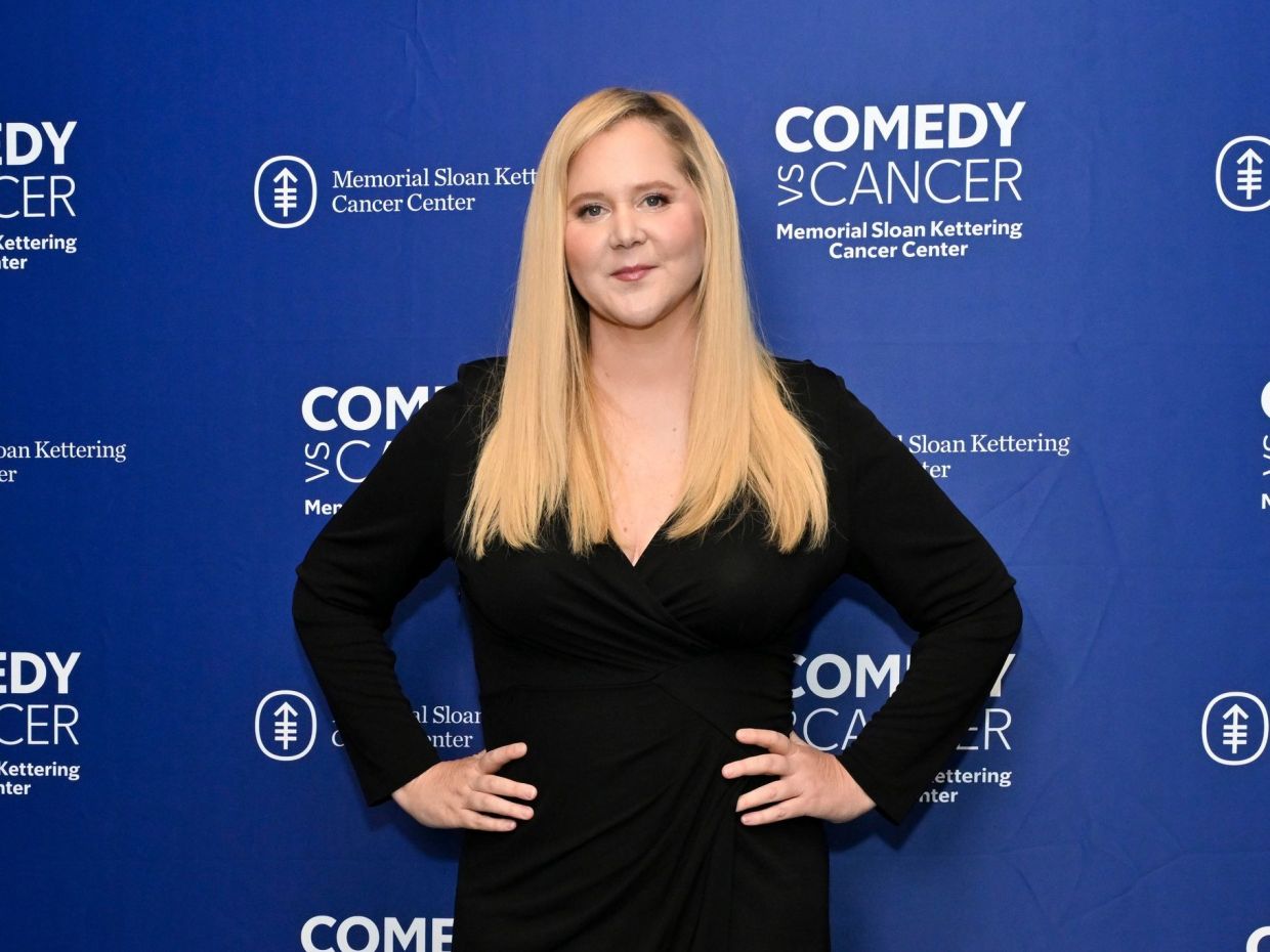 Η Amy Schumer στηρίζεται σε «πι» & αποκαλύπτει τη χειρουργική επέμβαση στην οποία υποβλήθηκε