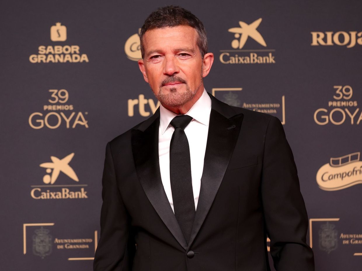 Ο Antonio Banderas γίνεται 65 και δίνει συγχαρητήρια στον εαυτό του για έναν πολύ απλό λόγο