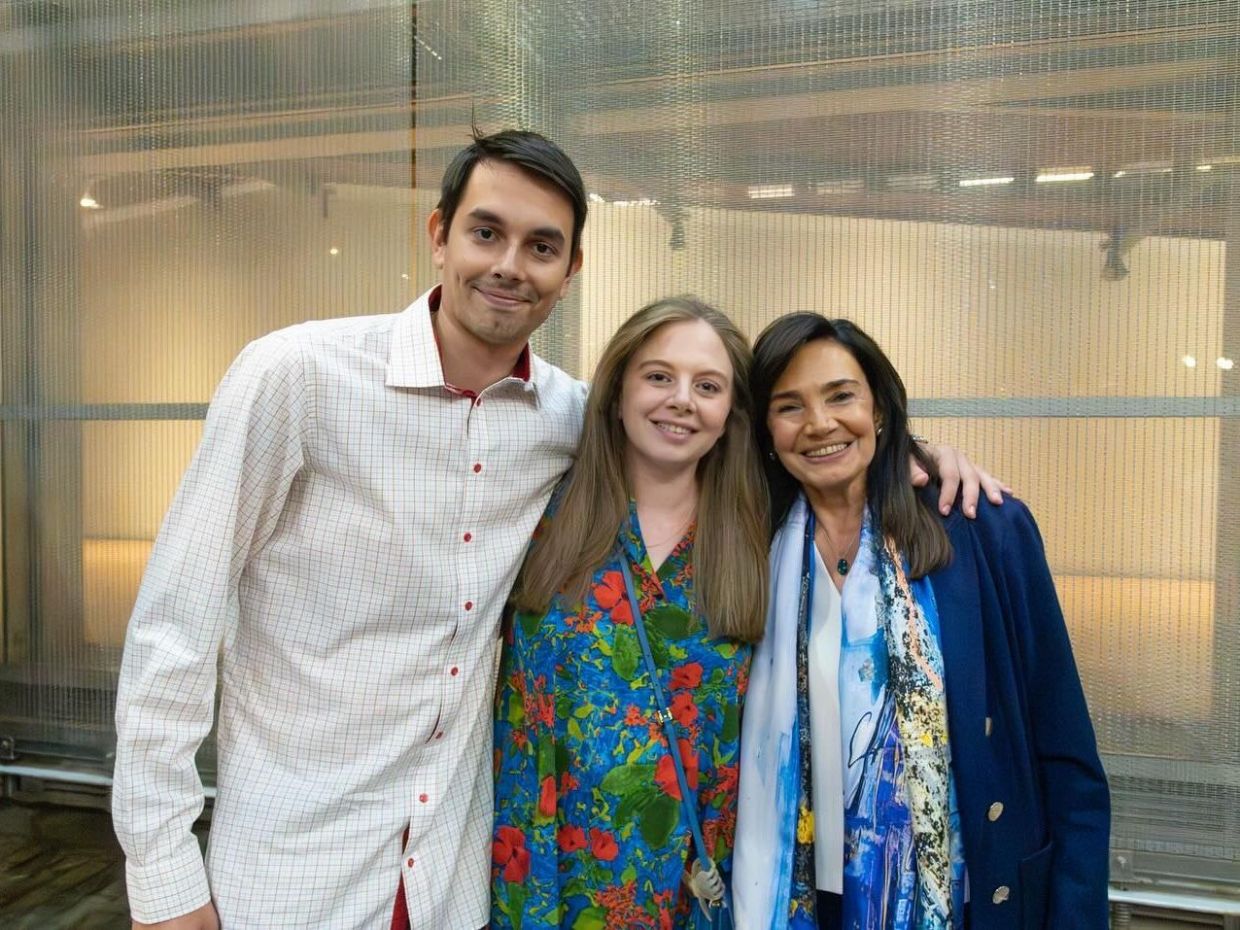 Σύσσωμος ο πολιτικός κόσμος στην κηδεία της Λένας Σαμαρά -Τραγικές φιγούρες οι γονείς & ο αδερφός