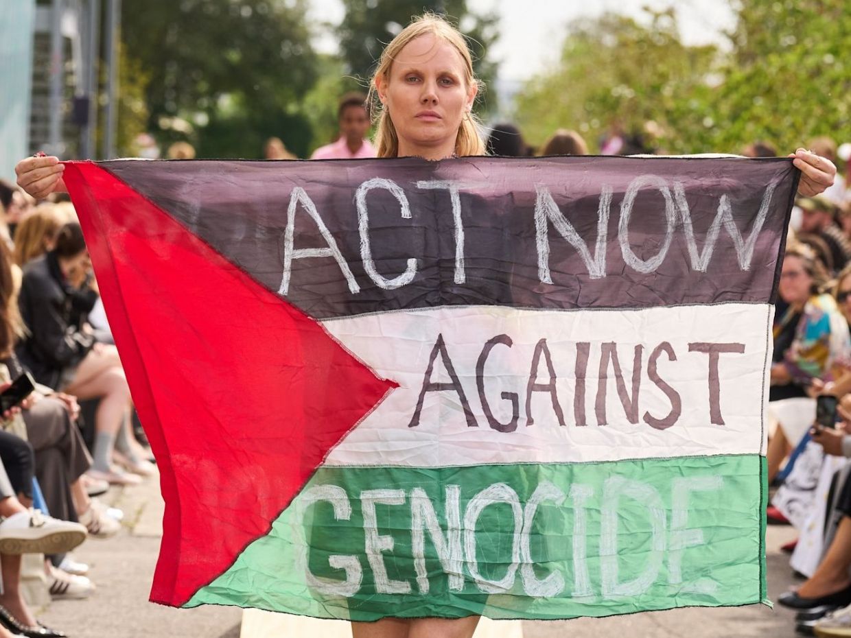 Jura: Ποιο είναι το μοντέλο που σήκωσε την σημαία της Παλαιστίνης σε fashion show στην Κοπεγχάγη;