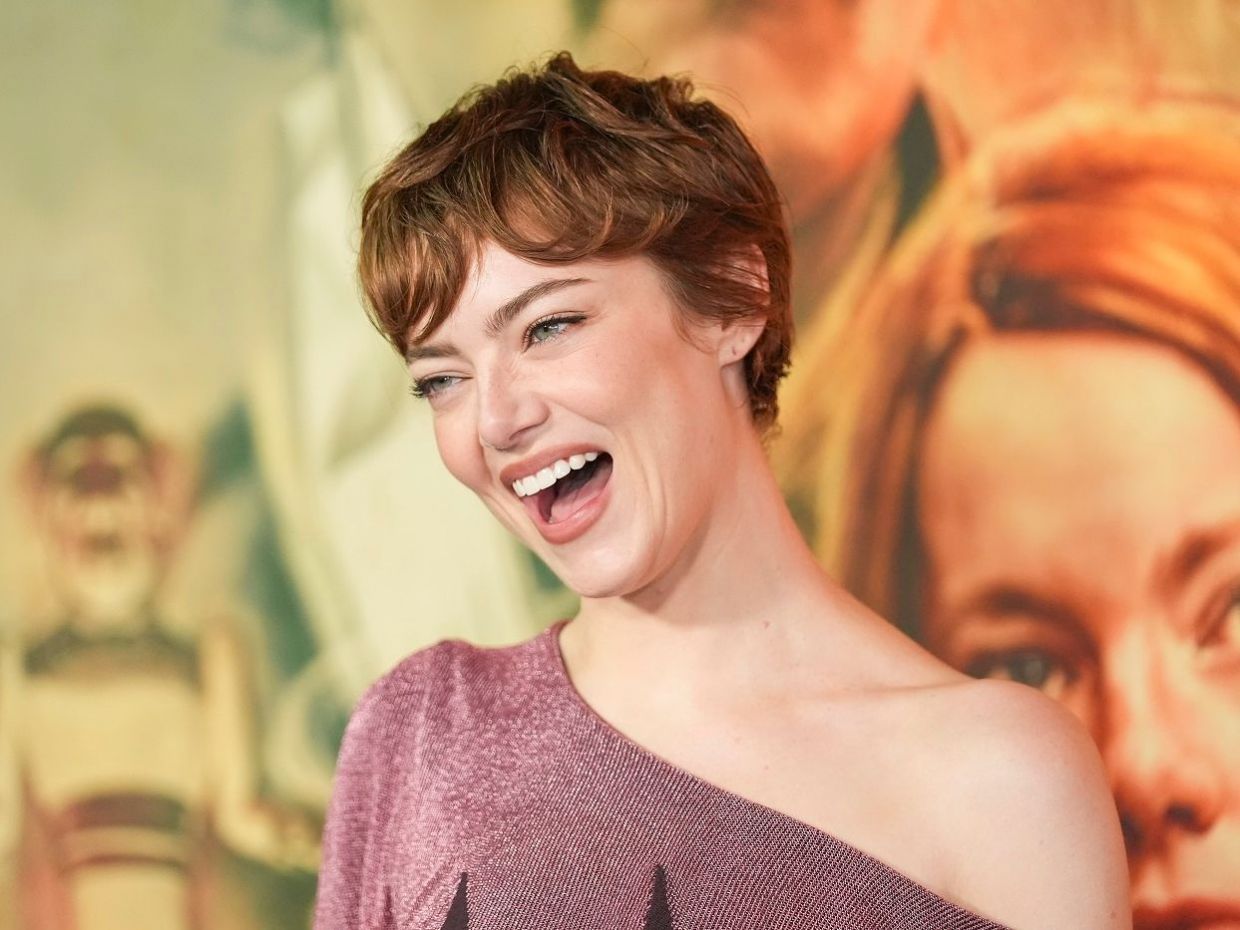 Εmma Stone: Η σπάνια αναφορά στην τετράχρονη κόρη της Louise Jean και το γιατί έμεινε χωρίς μαλλιά