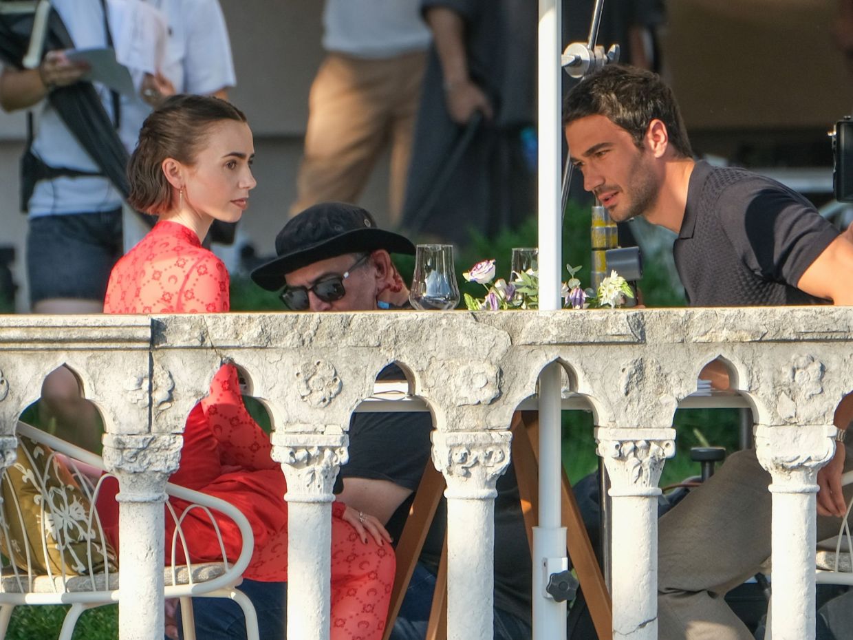 Emily in Paris: Τα 3 looks της Collins στα γυρίσματα, που επιβεβαιώνουν τις τελευταίες τάσεις μόδας