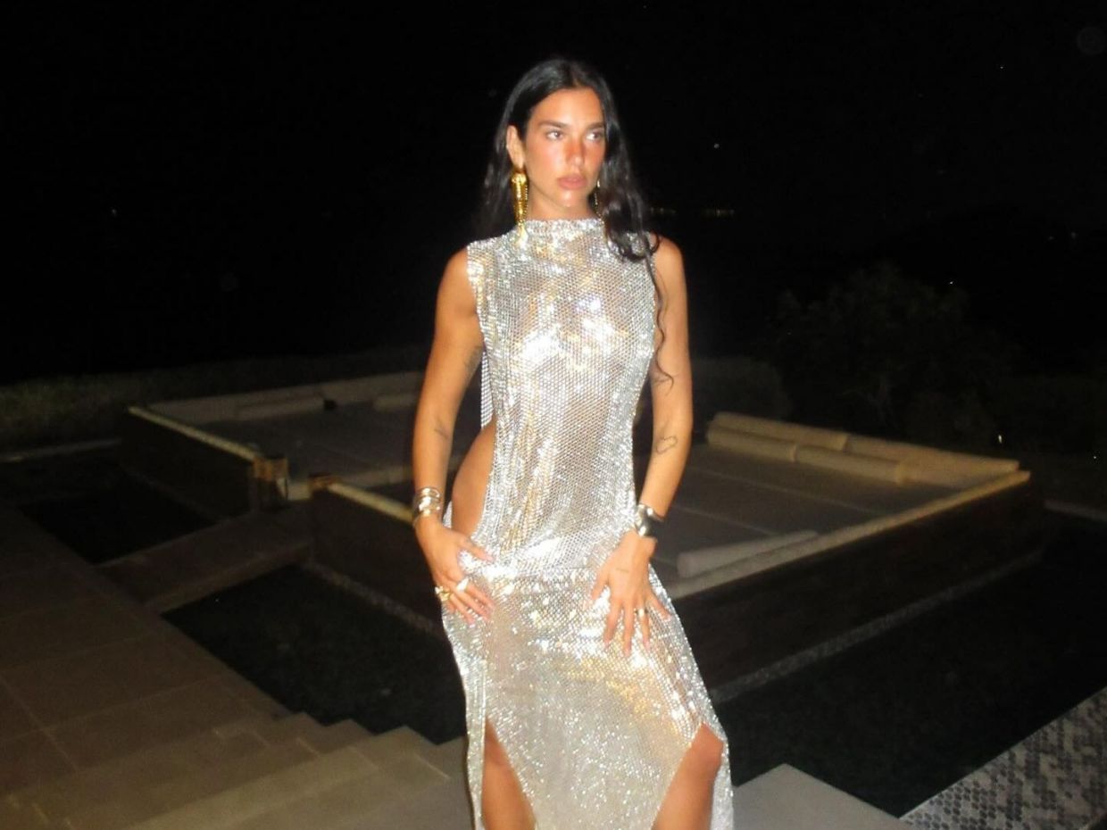 H Dua Lipa γίνεται 30 και το γιορτάζει μια εβδομάδα - όλα τα outfits και bikinis που φόρεσε
