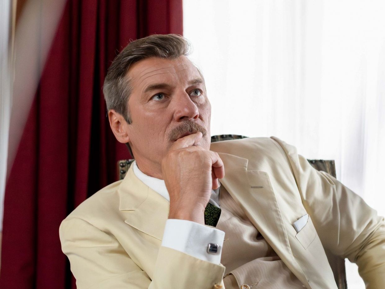 Γιάννης Στάνκογλου: Μετά τις διακοπές στην Κίμωλο, έκανε ήδη την πρώτη εμφάνιση στο Grand Hotel