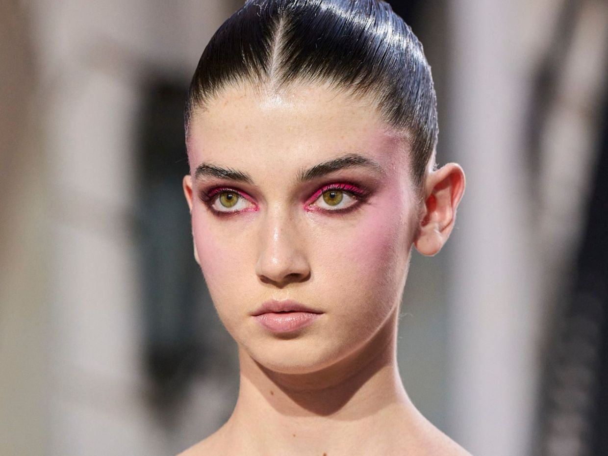 Shy Girl Makeup: Το νέο trend κάνει «το ρουζ» το απόλυτο beauty statement της σεζόν