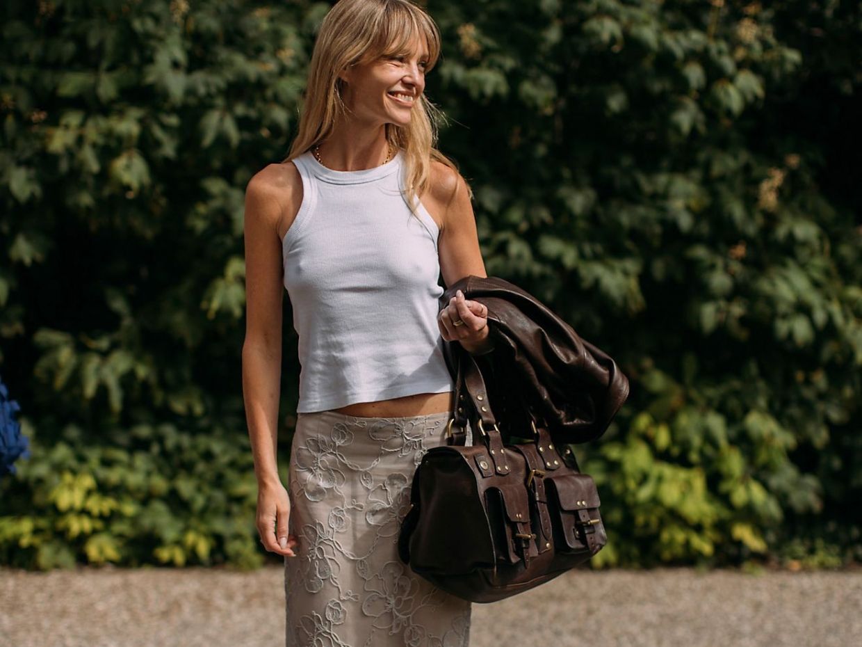 Πώς να αναδείξεις καλύτερα τις φούστες σου: Το μυστικό βρίσκεται στα basic tops