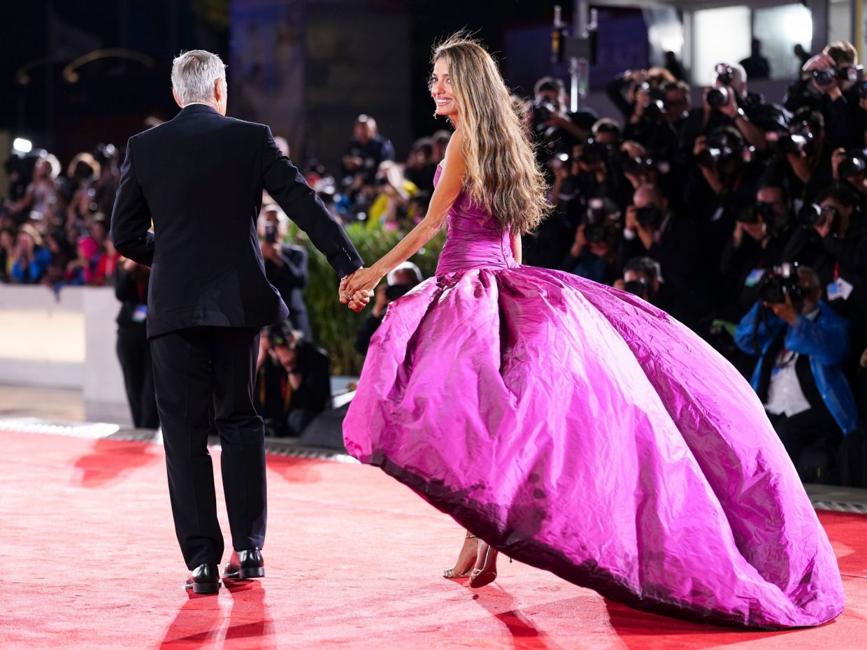Όλο το Internet έγινε φούξια με την Amal Clooney - Ποια άλλα looks ξεχώρισαν στη Βενετία;